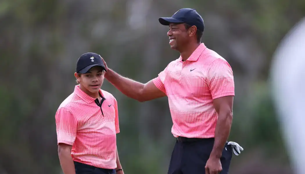 Tiger en charlie woods op de baan tijdens pnc championship